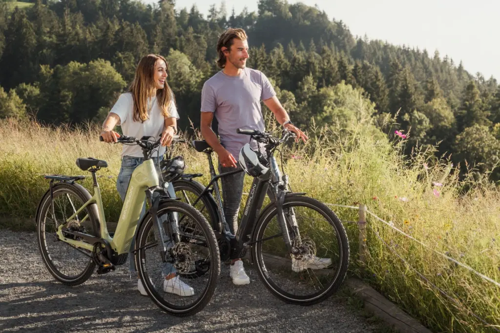 Man En Vrouw Met Simplon Fiets Aan De Hand